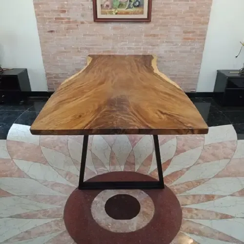 Giao Bàn Gỗ Me Tây Dài 2m3 Cho Khách Hàng Quận 3