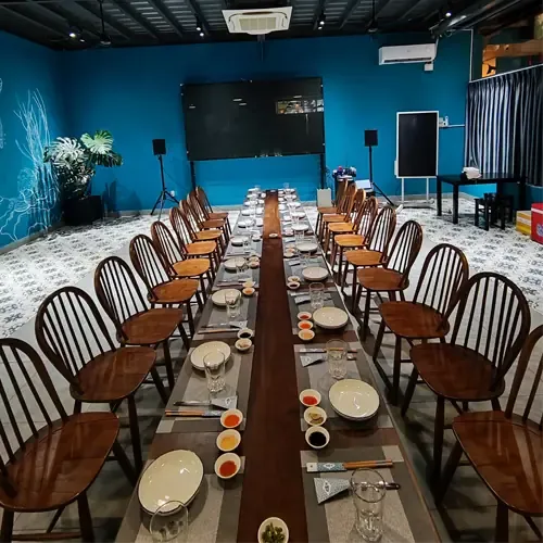 Bàn Giao Bàn Gỗ ME Tây Cho Nhà Hàng Tại Quận 8