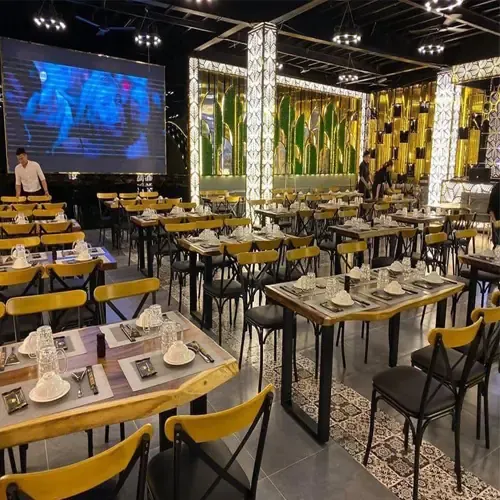 Khách Hàng Lựa Chọn Bàn Gỗ Me Tây Cho Nhà Hàng