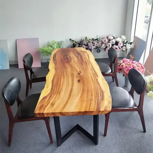 Bàn Giao Đơn Hàng Bàn Gỗ Me Tây Tại Cửa Hàng Hoa Quận 1